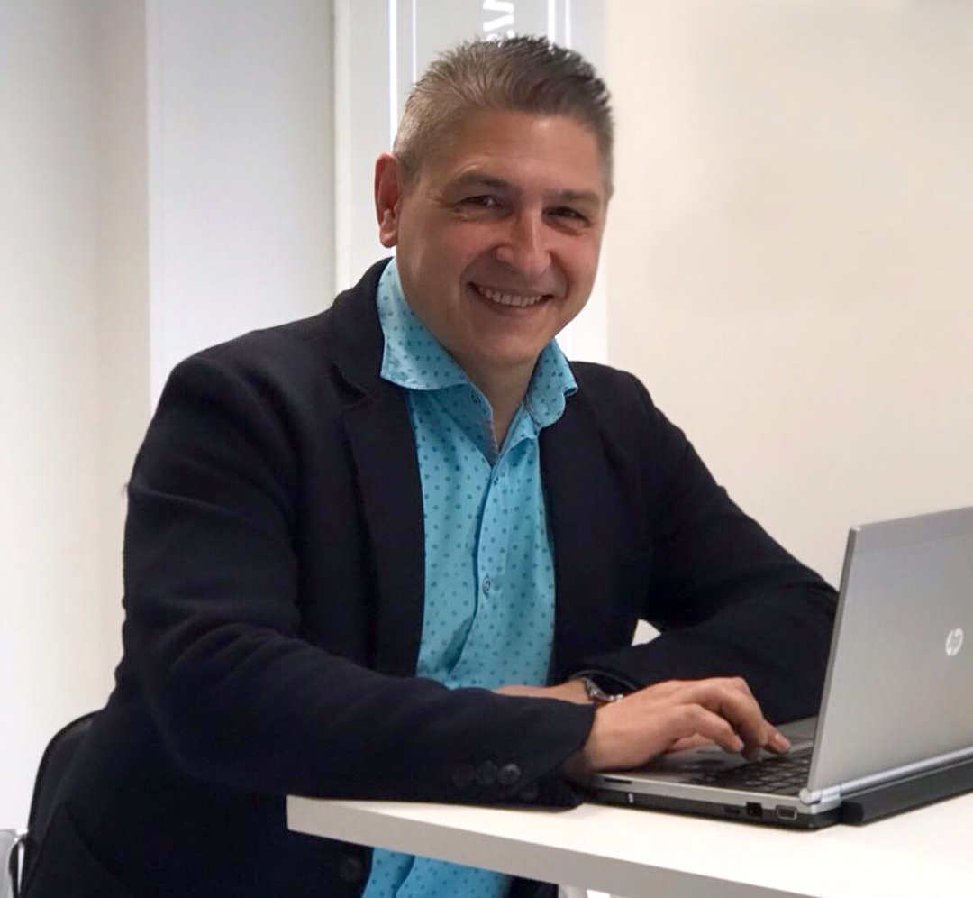 Antonio Gijón trabajando